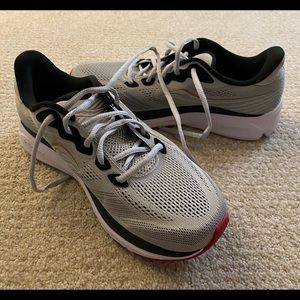 New! Saucony form fit shoes